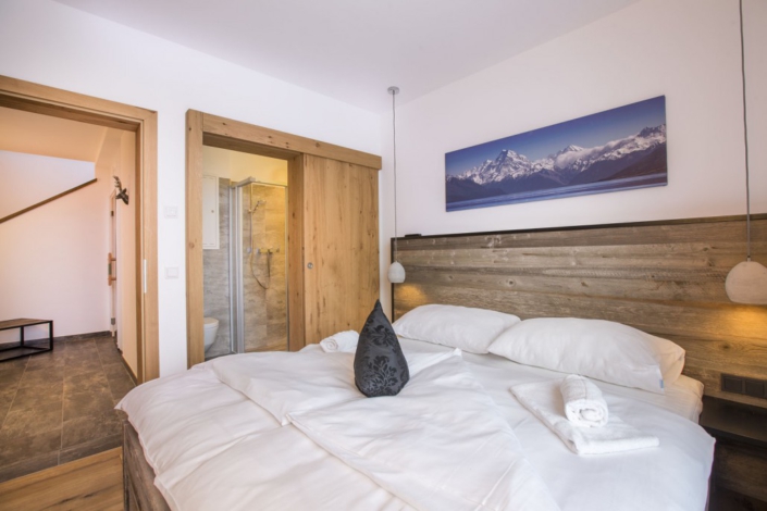Ferienwohnung Kitzbüheler Alpen Schlafzimmer und Bad